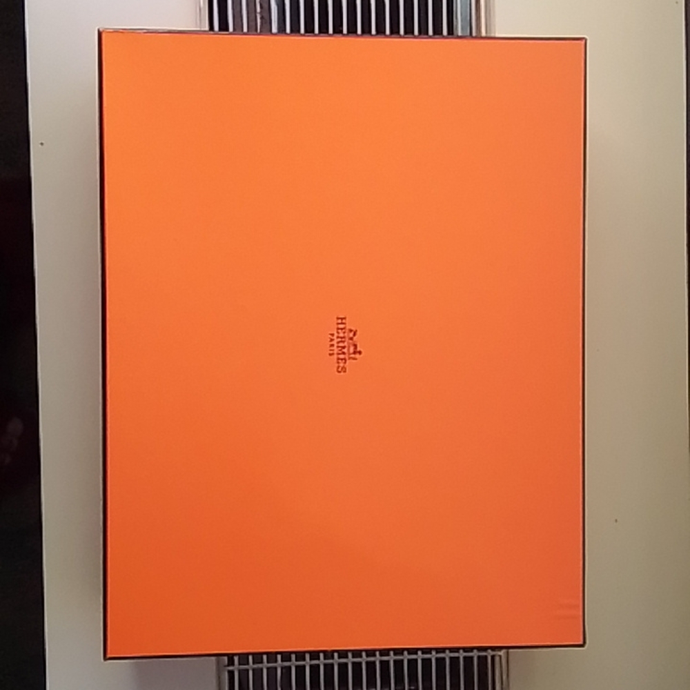 Authentic Hermes Gift Box with Tissue Paper & 2 Card Holders.